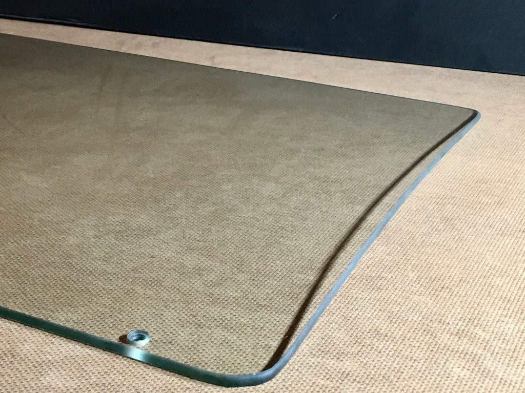 Vitre / glace de porte avant pour Fiat Moretti 124 en verre trempé galbé (cylindrique). Refabrication en 2 exemplaires sur la demande d'un collectionneur, sur la base d'une pièce d'origine.
