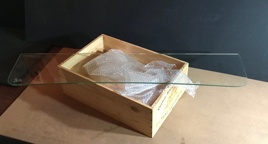 Pare-brise de Citroën Rosalie Roadster Cabriolet, en verre feuilleté plat, pour un club du modèle. Vitrage auto réalisé sur mesure, en quantité limitée.