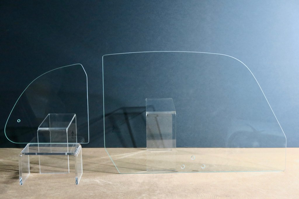 Vitres latérales: porte avant et custode, pour Matra Djet. Verre trempé plat, homologué R43. Refabrication vitrage auto identique à l'origine, sur la demande d'un club du modèle.