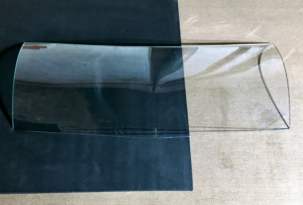 Vitre / verrière / glace de phares(centrale) pour Citroën SM. Refabrication en verre trempé, conforme à l'origine.