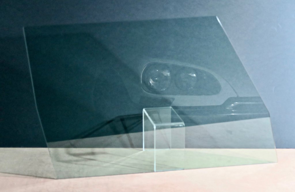 Vitre de porte avant pour Citroën DS cabriolet (modèle unique). Réalisation sur mesure en 1 exemplaire, en verre auto trempé homologué, pour un particulier.