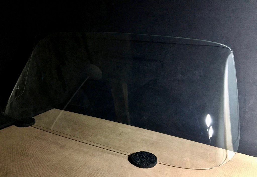 Pare-brise de Facel Vega Facellia / Facel 3 / Facel 6. Refabrication à partir d'un scan 3D de pièces d'origine, en verre feuilleté bombé homologué, pour un club de la marque. 