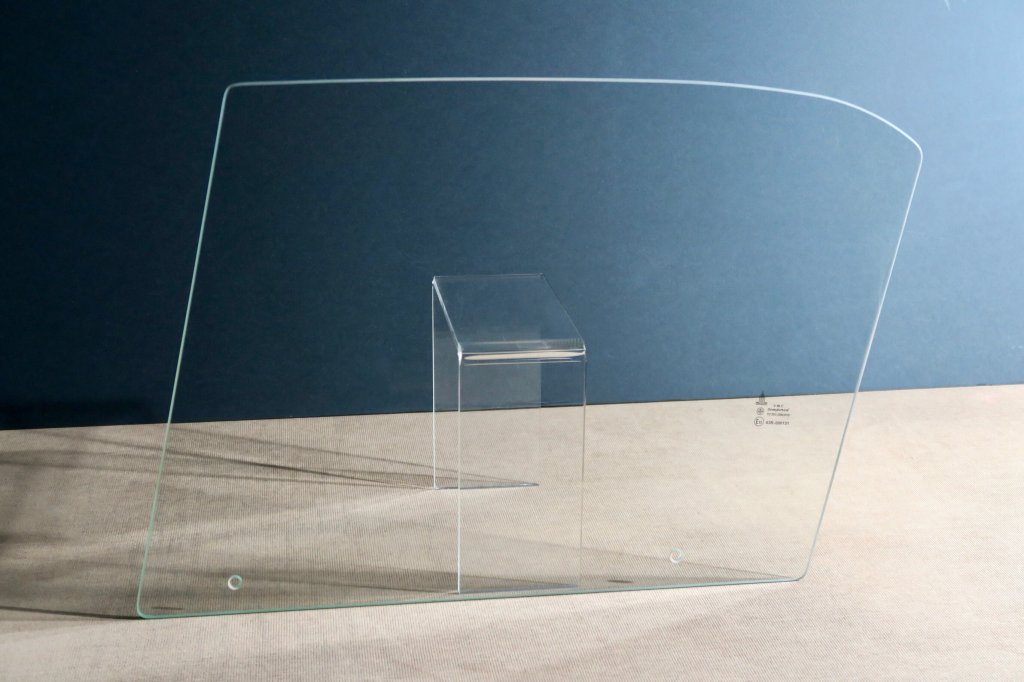 Vitre / glace de porte avant pour Maserati 3500GT. Refabrication en verre trempé plat homologué R43 sur la demande d'un professionnel de la restauration d'automobiles de collection.